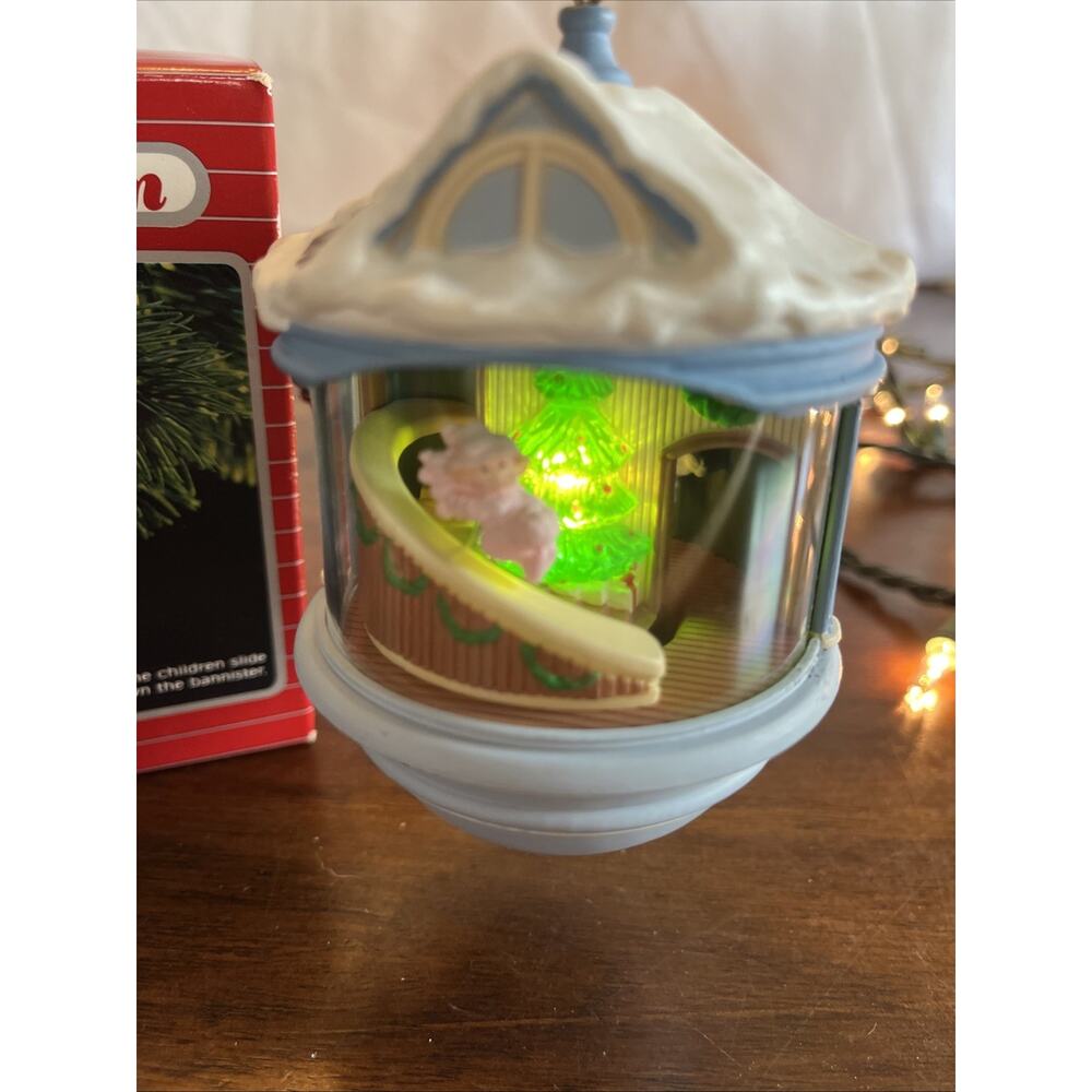 Vintage 1986 Hallmark Keepsake Magic Ornament “Christmas Morning” Light & Motion - Picture 3 of 9